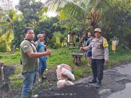 Gotong Royong Perbaikan Jalan Rusak Oleh Klmpk. Majegane